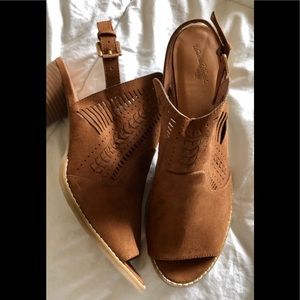 Universal Thread Tan sandal wedges Size 11 NEW